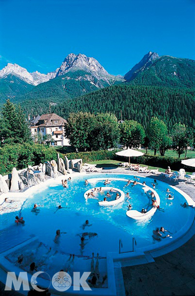 來到瑞士泡溫泉，還能欣賞阿爾卑斯山景。（圖片提供／墨刻編輯部）