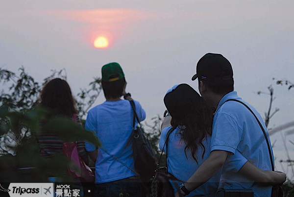 和情人一起在關山欣賞絕美夕陽，度過南國風味濃厚的中秋假期。（圖片提供／墨刻編輯部）