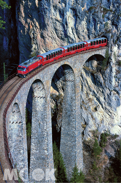 躋身世界上最為壯觀的窄軌鐵道之列，雷蒂亞鐵路是鐵道迷此生不可錯過的旅程。（圖片提供／RhB）