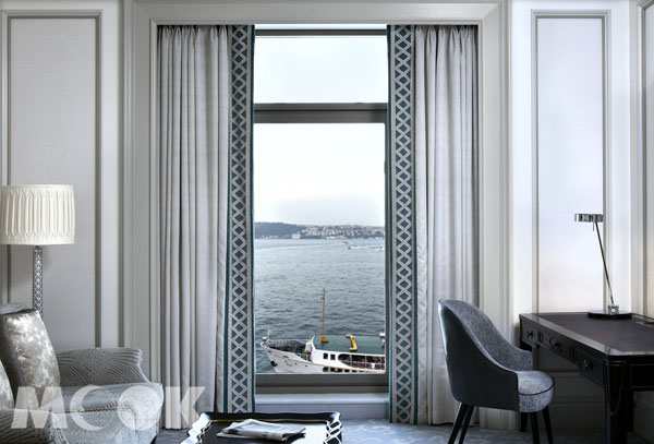 伊斯坦堡香格里拉大酒店就坐落於多瑪巴切皇宮和軍事博物館之間，可眺望歷史悠久的伊斯坦堡半島和壯美的亞洲海岸景致（圖片提供／Shangri-La Hotels and Resorts）