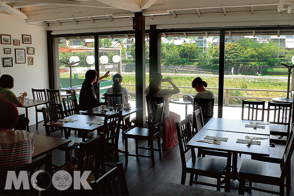 鴨川畔的川床料理，京都夏季的風物詩，露臺遠眺，對岸的一片新綠；靜靜坐在大片落地窗前吃著Kawa Café的Brunch，小紐約也染上了鴨川的慵懶愜意。（圖片提供／TRAVELER Luxe旅人誌）