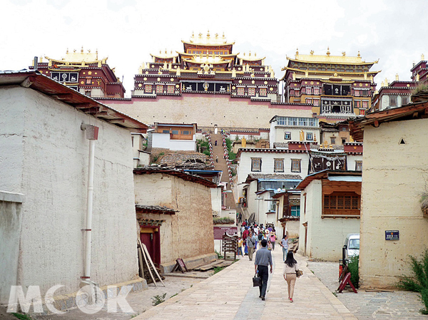 有小布達拉宮之稱的松贊林寺，藏式建築上頂著耀眼的金色屋頂，四周則是僧人的住所。（圖片提供／墨刻編輯部）