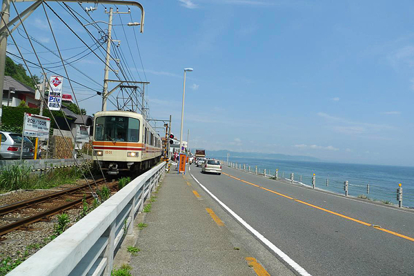 行駛在海岸旁的電車，迎來遊客，也將鎌倉的慢活和傳統分送給步上歸途的旅人。（圖片提供／Milly）
