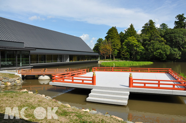 遷宮館（せんぐう館）前勾玉池的靜謐風景（圖片提供／Shine Jen）