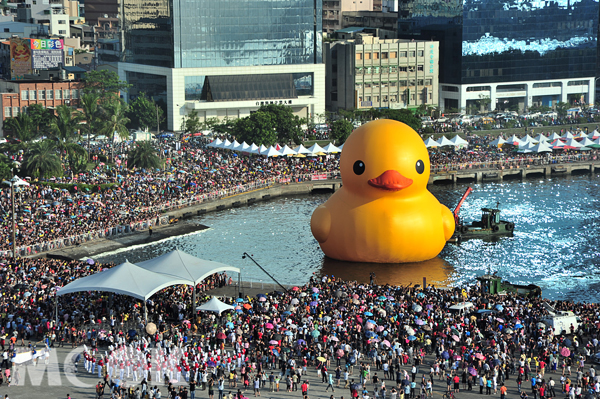 自中秋節開幕至今，已超過50萬人觀賞黃色小鴨。（圖片提供／高雄市政府）
