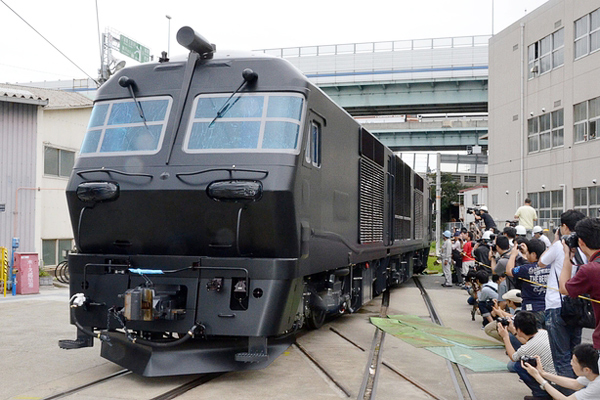日本最新豪華寢台列車「九州之星」，即將在10月15日啟航。車身外觀以黑漆遮蔽，確切外觀將於正式發表時亮相。（圖片來源／取自www.kobe-np.co.jp網站）