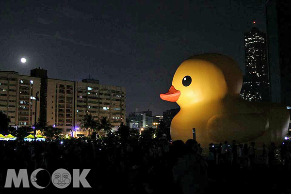 欣賞黃色小鴨，白天夜裡風情大不同。（圖片提供／高雄市政府）