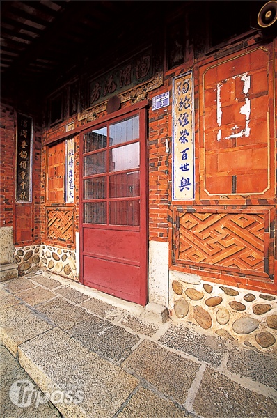 范姜古厝是新屋著名的三級古蹟，也是客家特色濃厚的老建築。（圖片提供／墨刻編輯部）