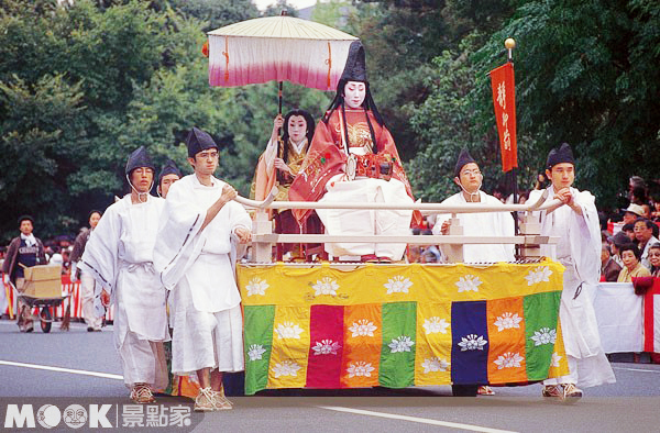 京都民間自發性舉辦的時代祭，連遊行人員也是由市民共同參與。（圖片提供／墨刻編輯部）