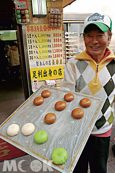 店家端著剛出爐的溫泉饅頭，站在門口提供遊客免費試吃。（圖片提供／TRAVELER Luxe旅人誌）