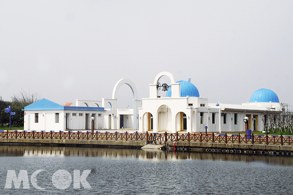 以藍白希臘風打造的舊南寮漁港，從遊客中心到水塔都洋溢著浪漫異國風情。（圖片提供／墨刻編輯部）