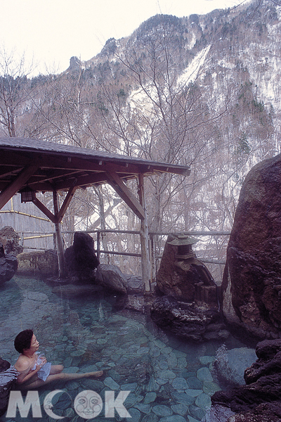 一面泡著溫泉，一面欣賞大雪山，實在享受。（圖片提供／墨刻編輯部）