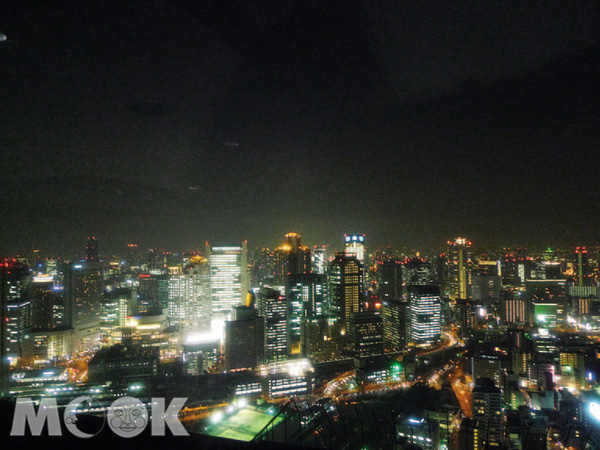 空中庭園展望台一直是大阪熱門景點，在這飽覽大阪市區入夜後美麗的燈火（圖片提供／墨刻編輯部）