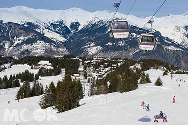 下榻L’Apogée Courchevel的旅客，可搭乘私人滑雪纜車前往酒店，路程中還可俯瞰阿爾卑斯山景。（圖片提供／Oetker Collection）