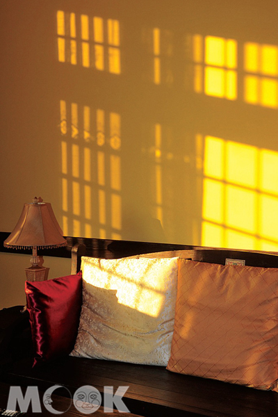夕陽直射而入的光線，讓屋內的溫馨感加倍。（圖片提供／TRAVELER Luxe旅人誌）