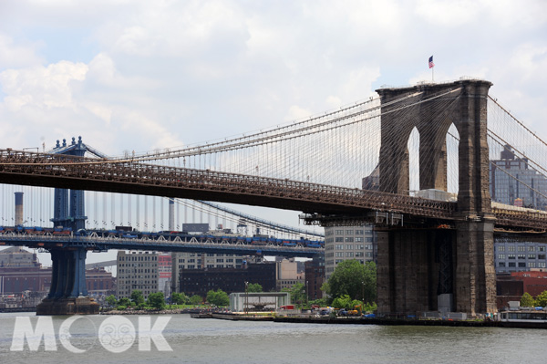 橫跨曼哈頓島與布魯克林區的布魯克林橋不但是首座以鋼材建造的橋梁，也是全世界最長的吊橋（圖片提供／墨刻編輯部）