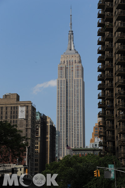 建築落成於1920~1930年代紐約摩天大樓狂飆的時期，樓高約883公尺，其觀景台分別為露天平台的86樓，以及圍有玻璃帷幕的102樓（圖片提供／墨刻編輯部）