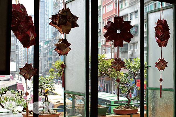 古老窗櫺垂掛喜氣橫溢的中國風紙紮，彷若置身舊時代茶樓。（圖片提供／TRAVELER Luxe旅人誌）
