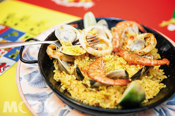 這裡最出名的就是西班牙海鮮燉飯，有西班牙國寶飯之稱。海鮮的鮮味十足，配上濃郁的燉飯，吃起來很有滿足感。（圖片提供／墨刻編輯部）