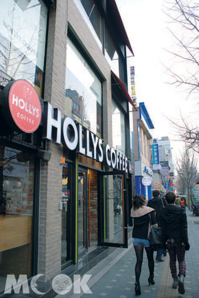 位於清溪川的HOLLYS COFFEE是《閣樓上的王子》女主角的果汁店拍攝地（圖片提供／墨刻編輯部）