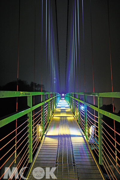 來到東埔，還可在夜間站上東埔吊橋，感受溪谷間的七彩光影。（圖片提供／墨刻編輯部）