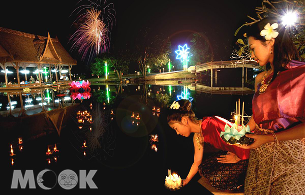 泰國將在11月舉辦最浪漫的水燈節，屆時將吸引眾多情侶感受河面閃爍水燈光彩的綺麗夜晚。（圖片提供／泰國觀光局）