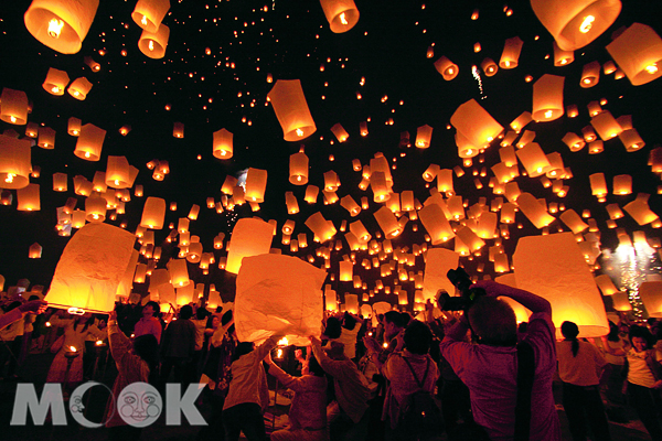 可別以為放天燈是台灣獨有的文化活動，11月到泰國清邁，也能一睹天燈飛翔的壯觀景象。（圖片提供／泰國觀光局）