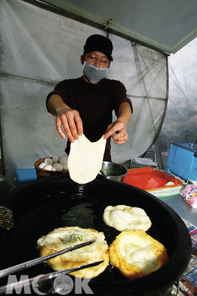 現做現賣的礁溪蔥油餅，是大排長龍也要吃上一份的美食。（圖片提供／墨刻編輯部）