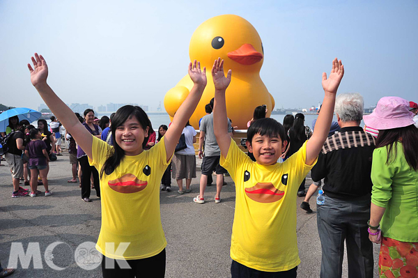 黃色小鴨即將在20日與高雄道別，高雄市政府號召鴨迷們穿著黃色系衣服歡送小鴨。（圖片提供／高雄市政府）