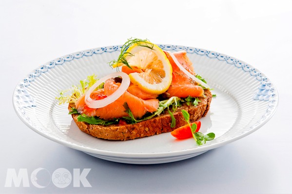 「丹麥經典開口三明治」是來到皇家哥本哈根咖啡必吃的美味料理。（圖片提供/皇家哥本哈根）