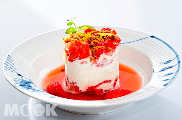 「小美人魚下午茶」，以草莓粒佐白乾酪製成的水果塔。（圖片提供/皇家哥本哈根）