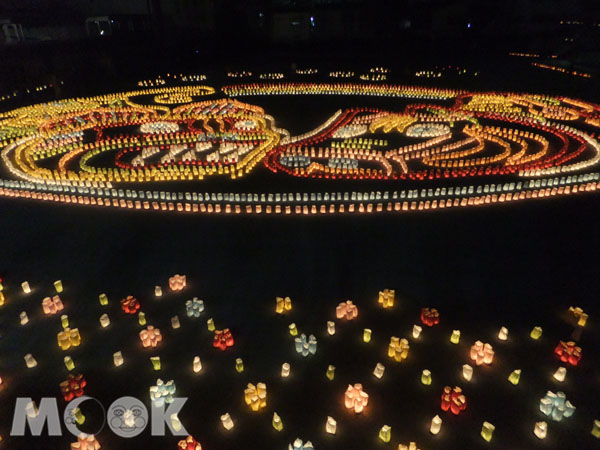 在JR博多CITY之前的廣場，更是點起超過70萬顆LED燈泡，在夜晚亮起時，宛如一場燈之派對，讓整個地區洋溢在浪漫氣息中（圖片提供／墨刻編輯部）
