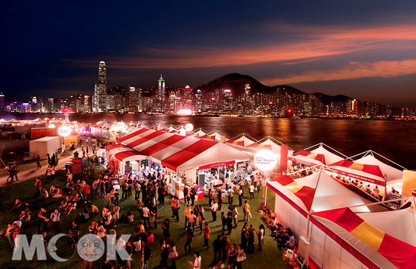 2013「香港美酒佳餚巡禮」首度移師至全新場地中環新海濱舉行。（圖片提供／香港旅遊發展局）