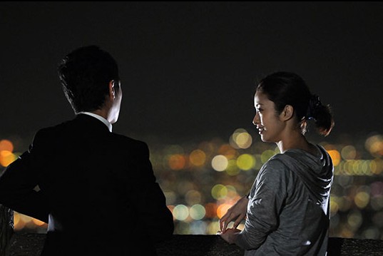 劇中半澤直樹與妻子在六甲山夜景對話的一幕。（圖片來源／取自TBS半澤直樹官網）