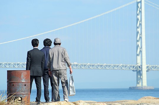 半澤直樹1至2集出現明石海峽大橋入鏡的畫面，讓劇迷與遊客特地到此一遊。（圖片來源／取自TBS半澤直樹官網）