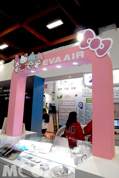長榮航空與Hello Kitty合作彩繪機，展區布置也有Hello Kitty身影。（攝影／張盈盈）