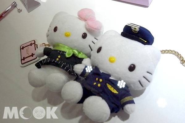 長榮航空與Hello Kitty合作推出的周邊商品，Hello Kitty與Dear Daniel也換上空服員與機長的制服。（攝影／張盈盈）