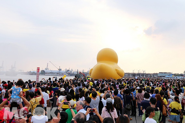 黃色小鴨揮別高雄，即將朝向桃園前進。（圖片提供／高雄市政府）