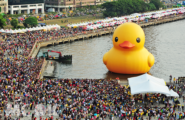 昨（20）日在光榮碼頭湧現歡送黃色小鴨的民眾。（圖片提供／高雄市政府）