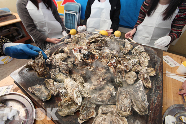 冬日來到宮城縣的松島，豪邁的炭烤牡蠣讓遊客在40分鐘內無限品嚐。（圖片提供／宮城県観光課）