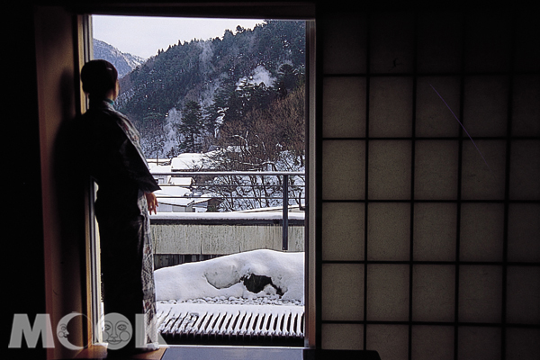 泡完湯後欣賞遠山雪景，輕鬆又寫意。（圖片提供／墨刻編輯部）