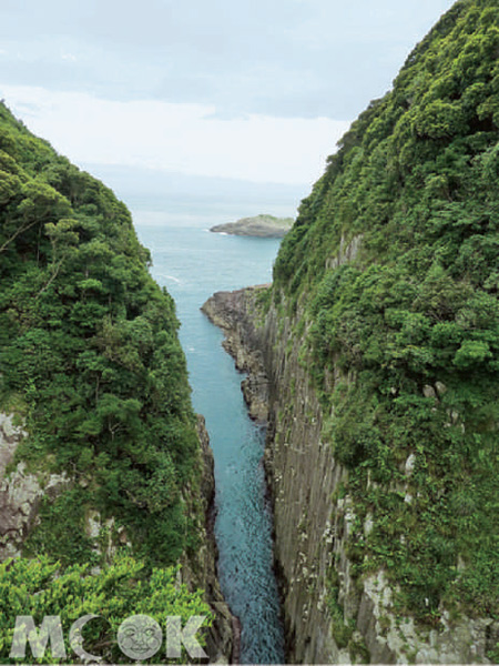 日向岬的馬背奇景，70公尺深的天然斷崖，讓人不由得腳底發軟。（攝影／TRAVELER Luxe旅人誌Apirl）