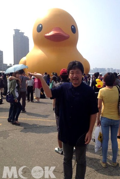 「我的意外爸爸」日本名導是枝裕和出席高雄電影節活動，也順道參觀黃色小鴨。(圖片提供／傳影互動)