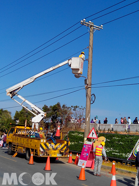 電纜降低作業將在今晚完工。（圖片來源／取自桃園縣地景廣場藝術節官網）