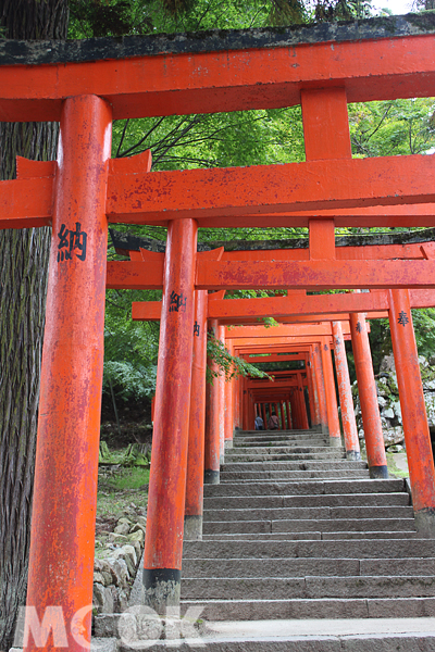 紅色鳥居向上可到達保佑五穀豐收的城山稻禾神社。（攝影／TRAVELER Luxe旅人誌莊幃婷）