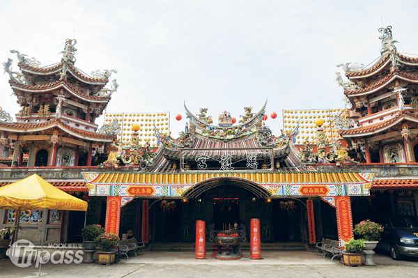 慈護宮為當地民眾信仰中心，宮裡供奉著台灣少見的金面媽祖。（圖片提供／墨刻編輯部）