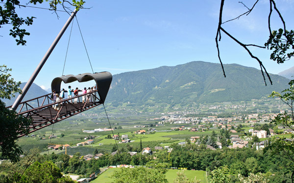 從像是吊臂的觀景台欣賞義大利最美花園，保證感受深刻。（圖片來源／取自http://www.trauttmansdorff.it網站）