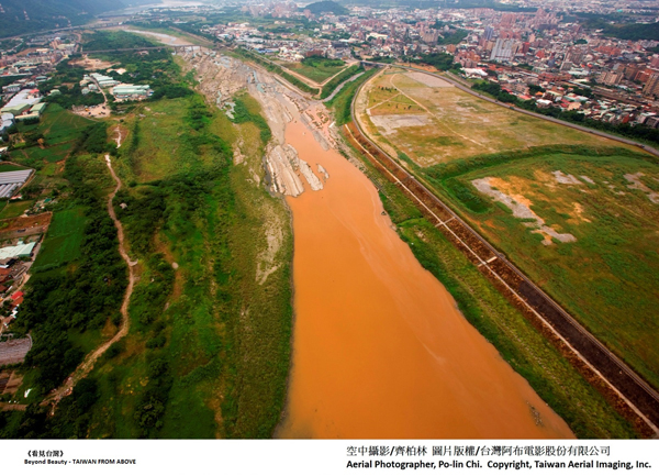 被汙染的大漢溪，在高空的俯視下一覽無遺。（圖片提供／台灣阿布電影公司）