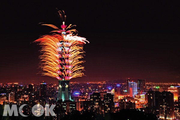 2014年台北101跨年煙火表演，施放時間將增加至218秒。（圖片提供／墨刻編輯部）