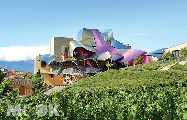 Fran O. Gehry的大作，據說靈感源自於開酒時撕下來的錫箔紙。（圖片提供／Hotel Marqués de Riscal）